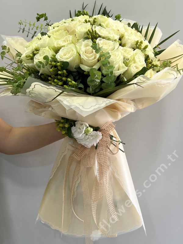 Deluxe 41 Whte Rose Bouquet