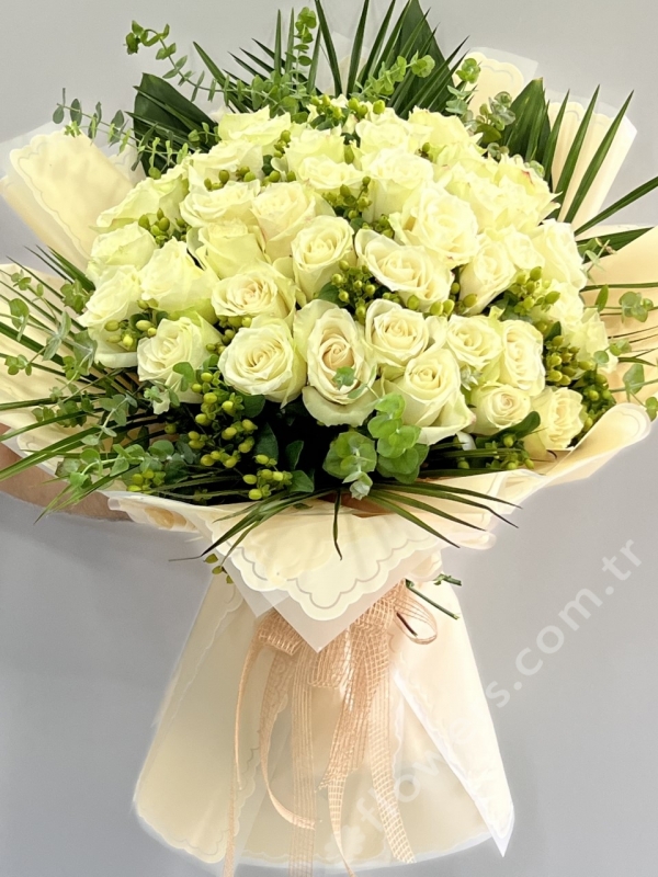 Deluxe 41 Whte Rose Bouquet