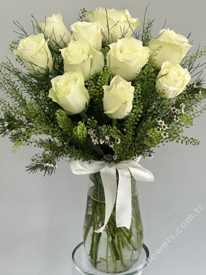 10 White Rose In Vase